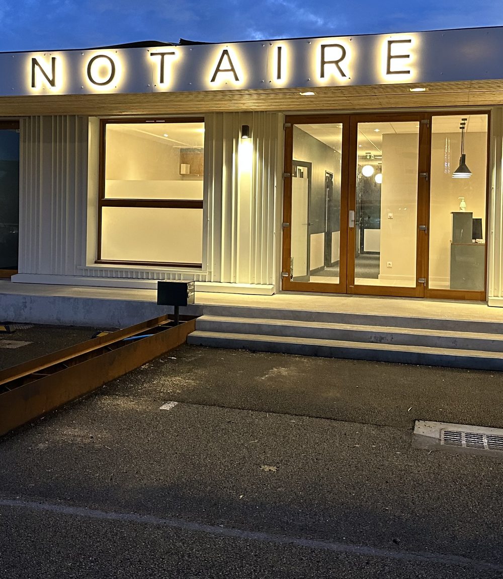 Entrée de l'étude notariale de Henri Lorne - Notaire à Châtenoy-le-Royal, enseigne « Notaire » rétroéclairée