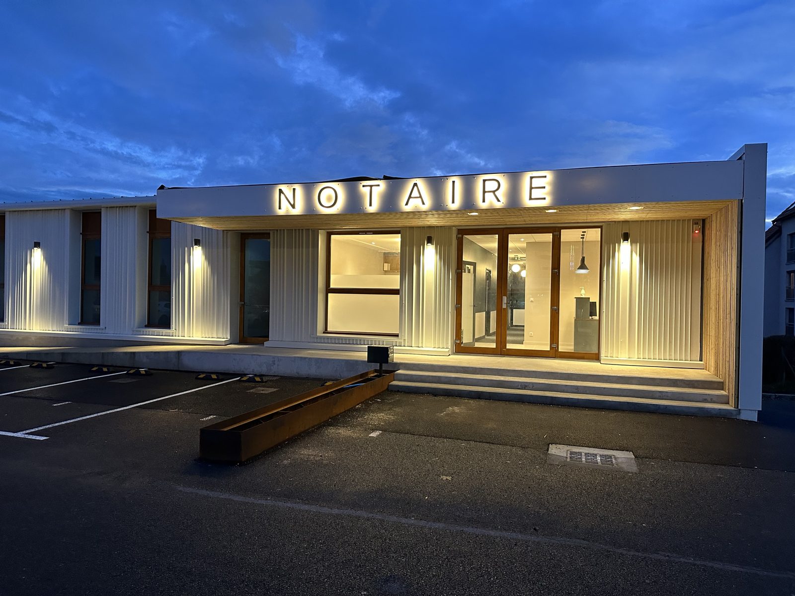 Façade de l'étude notariale de Henri Lorne - Notaire, avenue du Général Charles de Gaulle à Châtenoy-le-Royal, de nuit